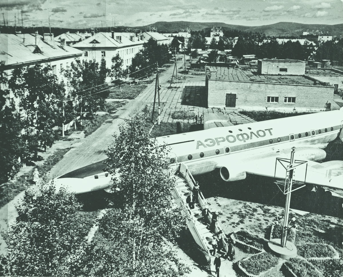 Ту-134 рядом с Кафе Высота