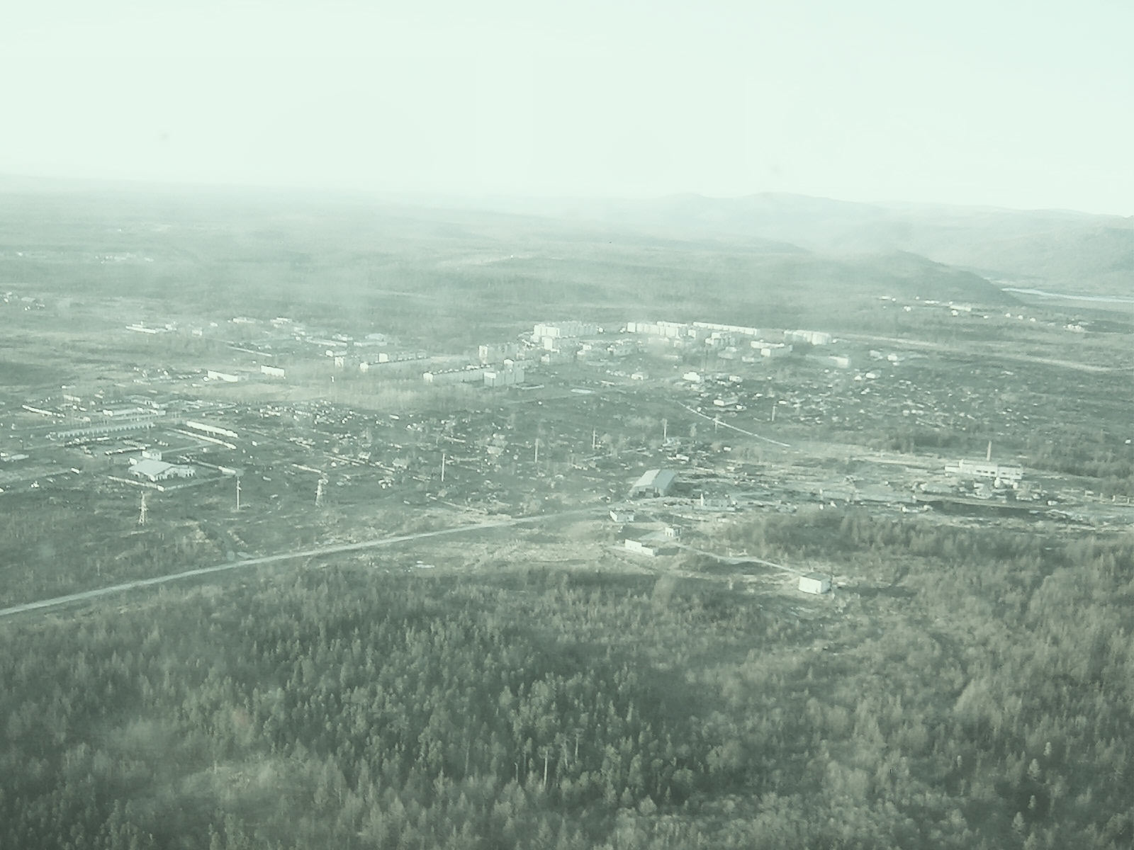 Понарамный весенний снимок Монгохто с самолета, северная сторона поселка.